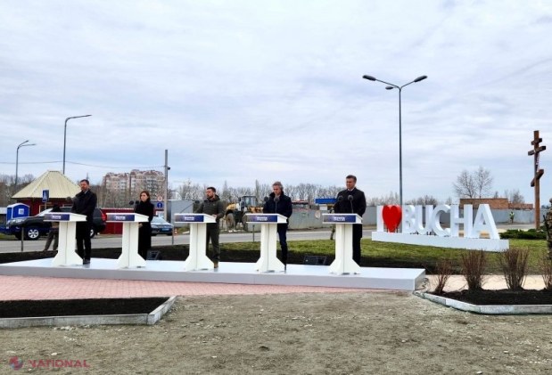 VIDEO // Vizită-FULGER a Maiei Sandu în Ucraina. Șefa statului, alături de Volodimir Zelenski într-o ceremonie de comemorare a ucrainenilor uciși de armata lui Putin la Bucha
