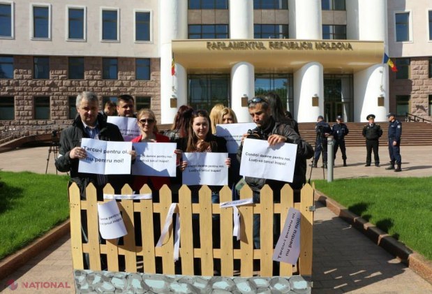 Jurnaliștii către guvernanți: „Țarcu-i pentru oi, nu pentru noi!”