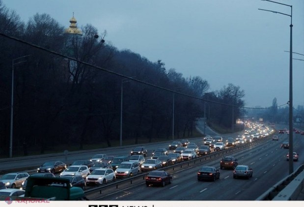 Scene DRAMATICE în orașele ucrainene ATACATE de ruși. În Kiev oamenii se roagă pe străzi sau fug din oraș, ieșirea e blocată de coloane de mașini