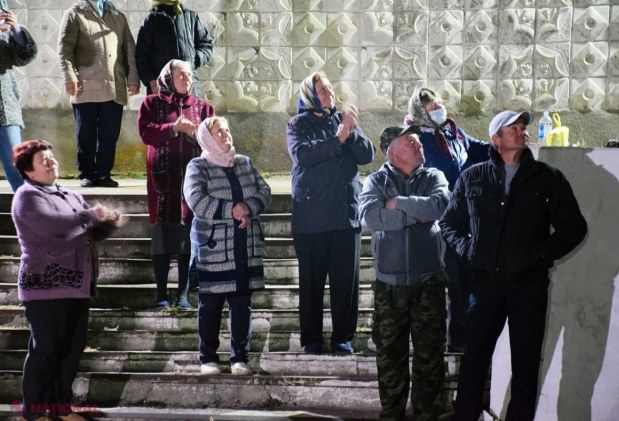 FOTO // Încă o comună din raionul Orhei a fost iluminată de către echipa Partidului „ȘOR”. „Timp de 30 de ani nu am avut lumină străzi”