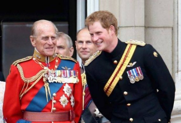 FOTO Regina Elisabeta a II-a şi-a sărbătorit aniversarea. Prințul Harry s-a ținut de glume, iar Ducesa de Cambridge a râs în hohote