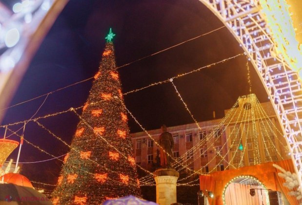 FOTO // Orheiul se laudă cu cel mai MARE pom de Crăciun din R. Moldova. Ilan Șor: „Orheiul a devenit pentru al șaptelea an consecutiv CAPITALA sărbătorilor de iarnă”. În centrul municipiului a fost amenajat și un „orășel european”