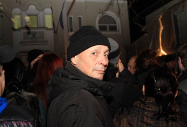 FOTO // Vezi câți OAMENI stăteau la secțiile de vot din Chișinău după ora 21.00