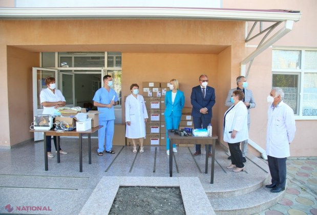 FOTO // Ambasada României a DONAT Spitalului raional din Comrat un lot de echipamente medicale, inclusiv de protecție, pentru combaterea COVID - 19