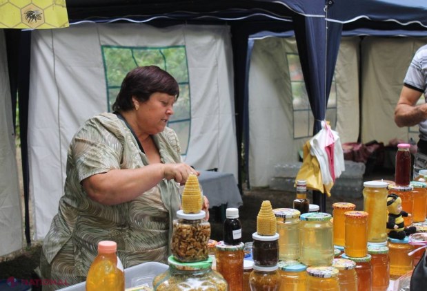 FOTO // Zeci de apicultori din țară își așteaptă cumpărătorii la Târgul mierii din Chișinău 