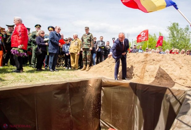 FOTO // Voronin și Dodon se TEM să poarte panglica „Sf. Gheorghe”, asociată cu RĂZBOIUL pornit de Putin în Ucraina. Și ambasadorul Rusiei a evitat să se afișeze cu simbolistica interzisă la Complexul Memorial „Capul de Pod Șerpeni”