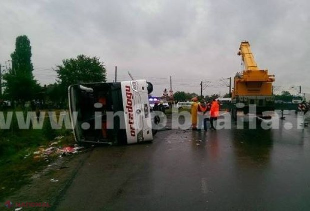 Şoferul autobuzului răsturnat în România, care a provocat moartea a trei copii moldoveni, NU S-A PREZENTAT la ședința de judecată