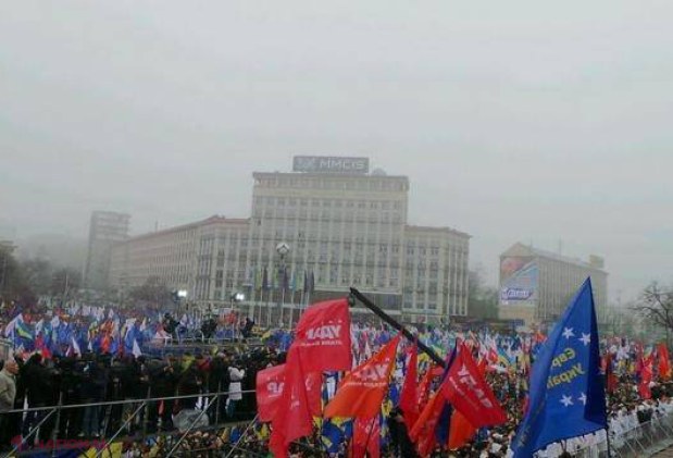 VIDEO, FOTO // Revoluţia portocalie se repetă la Kiev? Mii de ucraineni manifestează în favoarea apropierii de UE