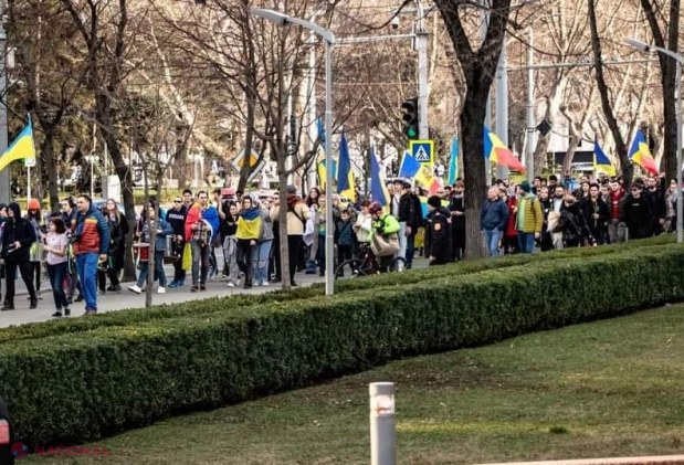 GALERIE FOTO // Arcul de Triumf din centrul Chișinăului, iluminat în culorile drapelului ucrainean. Marș al solidarității în capitala R. Moldova, la doi ani de la invazia militară a Rusiei în statul vecin