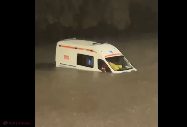 VIDEO, FOTO // Dezastru pe strada Albișoara, pentru renovarea căreia s-au cheltuit acum doi ani peste 120 de MILIOANE de lei. Ploaia din această seară a transformat „smart city” Chișinău într-o mică Veneție. „HAVUZ” în mijlocul străzii Mateevici