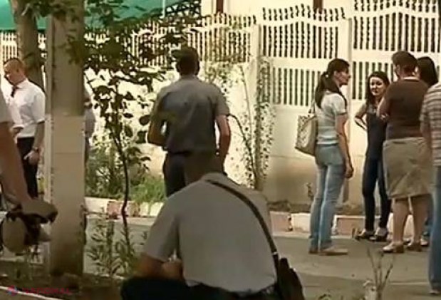 S-a baricadat într-o grădiniță, a scos pistolul și a amenințat că se omoară. Vezi motivul pentru care un tânăr a pus pe jar polițiștii