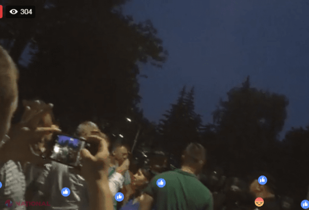 VIDEO // Tensiuni între forțele de ordine și unii protestatari în fața Parlamentului. Două persoane ar fi fost REȚINUTE