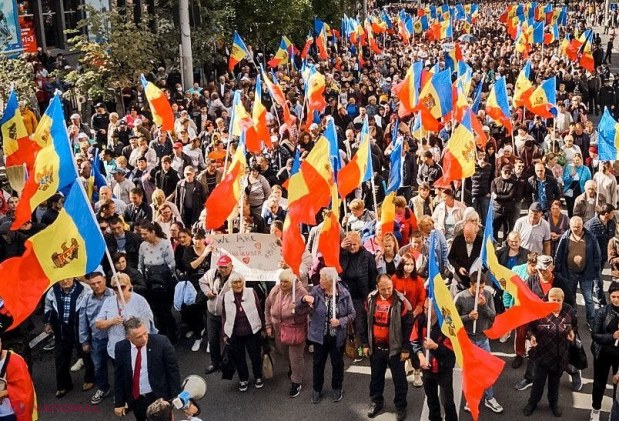 Proteste non-stop în fața Președinției: Organizatorii mitingului din centrul Chișinăului anunță că oamenii vor protesta pașnic până când guvernarea își va da demisia