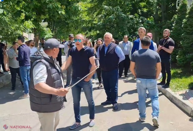 VIDEO // SCANDAL de proporții în fața casei lui Igor Dodon. Fostul președinte a fost dus în IZOLATORUL de detenție, unde va sta cel puțin 72 de ore