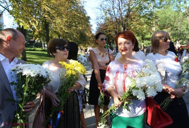 FOTO // Deputați în haine NAȚIONALE, de Ziua Independenței. Ultimul premier al liberal-democraților a venit alături de colegi în PMAN