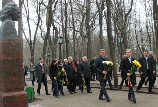 REPORTAJ FOTO // Rând la bustul lui Mihai Eminescu, de ziua lui
