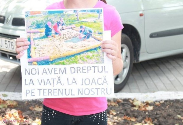 Au venit de la Strășeni pentru a PROTESTA în fața Consiliului Superior al Magistraturii