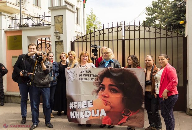 FOTO // FLASH-MOB al jurnaliștilor în fața unei Ambasade din R. Moldova