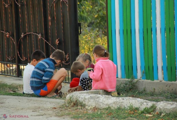 Copiii cu părinți plecați la muncă în străinătate au dificultăți de ordin emoțional, social și educațional