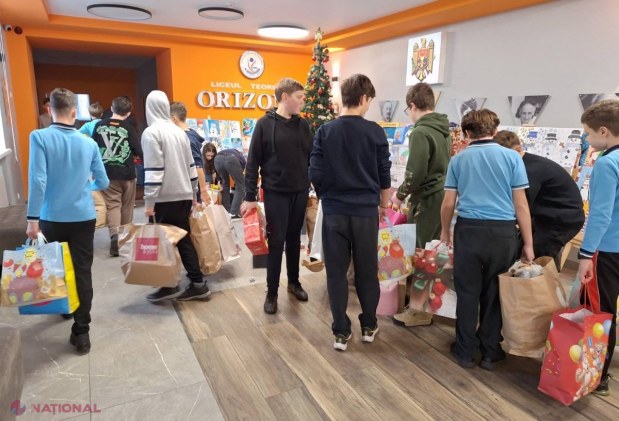 GALERIE FOTO // Elevii Liceului Teoretic „Orizont”, filiala Buiucani, în rol de Moș Nicolae pentru copiii din Vorniceni, raionul Strășeni. Camionul cu DARURI a ajuns la destinație