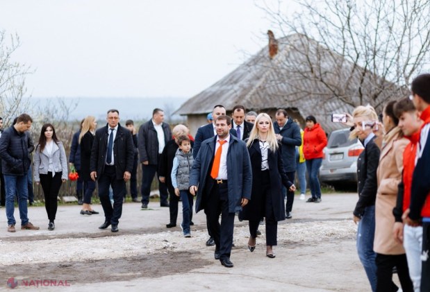 FOTO // Partidul „ȘOR” a instalat un sistem de ILUMINARE stradală în prima dintre cele 104 localități în care a promis că va face acest lucru