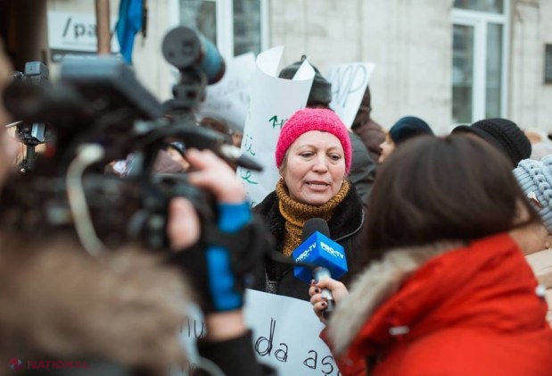 FOTO // Susținătorii Partidului „Șor” au organizat un flash-mob, „Coridorul rușinii”, la sediul PAS: „Maia, noi nu suntem like-uri, noi suntem poporul; Maia, afară din țară”