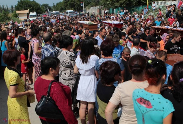REPORTAJ FOTO // Imagini CUTREMURĂTOARE de la înmormântarea tinerilor din Floreni