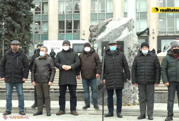 VIDEO // Fermierii anunță că BLOCHEAZĂ Vama Leușeni. Agricultorii și-au reluat PROTESTELE din centrul Chișinăului: „Ei special au ridicat cota la TVA la 12%, pentru ca să se laude acum că o coboară la 8%”