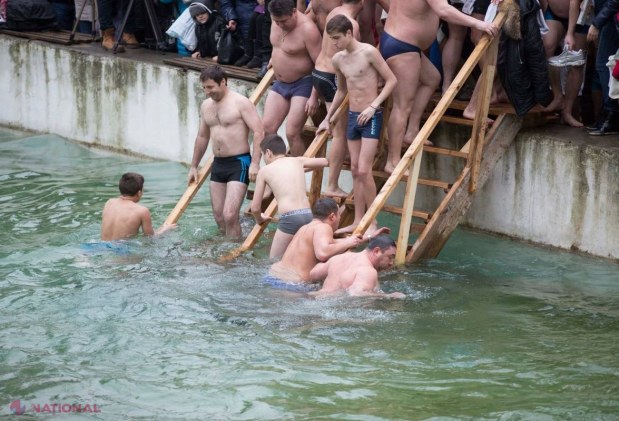 Reportaj FOTO // S-au scăldat în apă rece ca GHEAȚA. Cum au sărbătorit unii creștini Boboteaza în R. Moldova