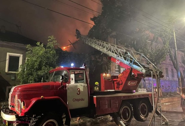 FOTO, VIDEO // INCENDIU de proporții, pe ploaie, în Chișinău: Toţi pompierii din capitală, mobilizaţi la stingerea flăcărilor unei clădiri