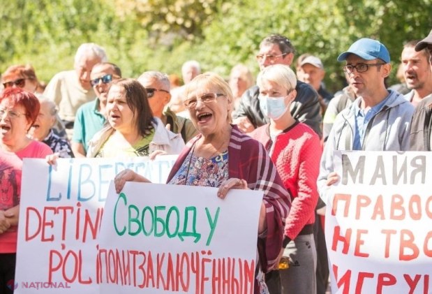 Membrii Partidului „ȘOR” au protestat la Judecătoria Chișinău. Aceștia contestă 