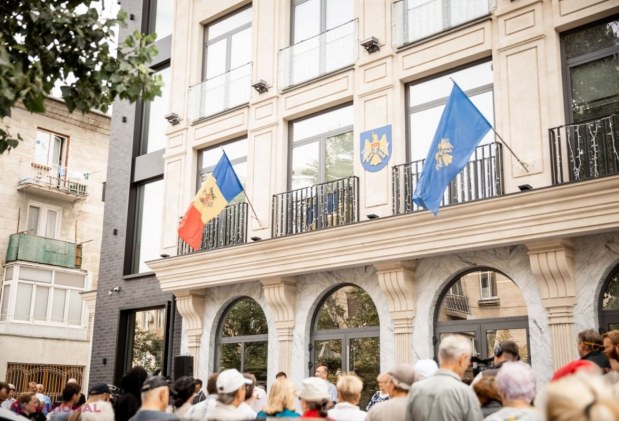Flashmob împotriva majorării tarifelor pentru apă, organizat de PCRM și Partidul „ȘOR” în fața ANRE: „Vremuri bune pe apa sâmbetei. Jos guvernarea! Jos ANRE!”