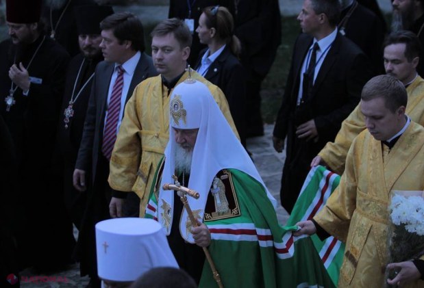 FOTO // Patriarhul Kiril, întâmpinat cu trandafiri albi la Căpriana