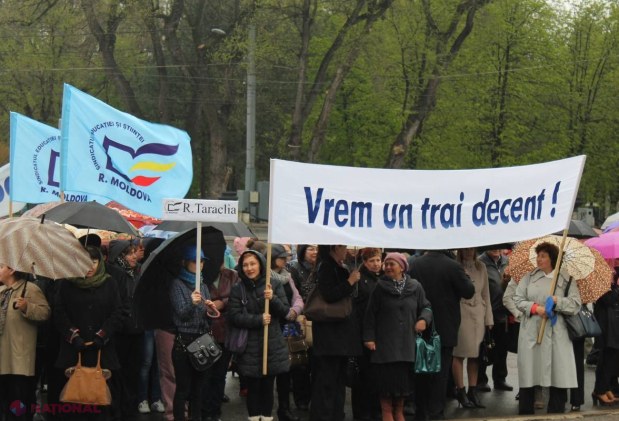FOTO // Profesorii au ieșit în stradă a treia zi