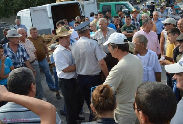FOTO SCANDAL la piaţa de la Soldăneşti. Fermierii s-au luat la harţă cu poliţia