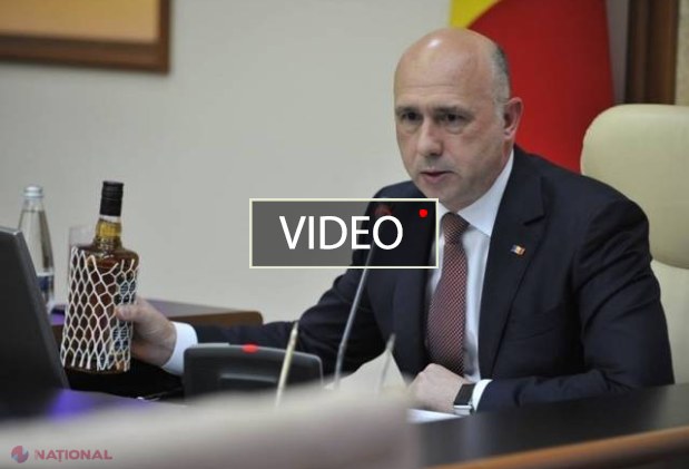 VIDEO // După ce premierul Filip a venit cu o sticlă de whisky la ședința Guvernului, poliția raportează: 12 indivizi, luați pe sus 