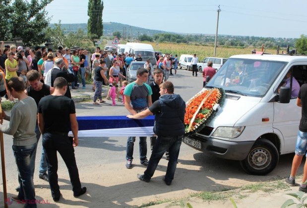 REPORTAJ FOTO // Imagini CUTREMURĂTOARE de la înmormântarea tinerilor din Floreni