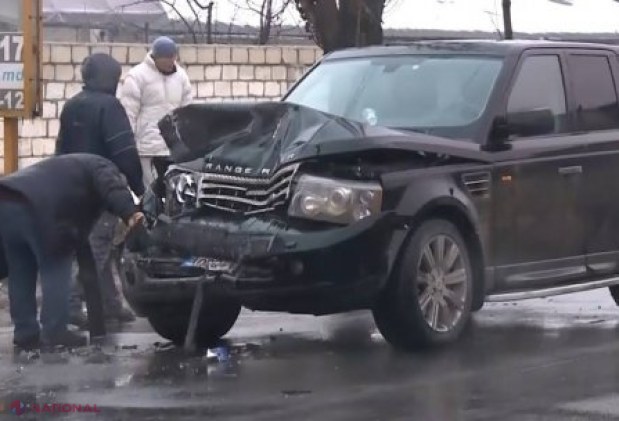 VIDEO // Motivul pentru care o șoferiță cu o MAȘINĂ DE LUX a intrat în această dimineață într-un troleibuz
