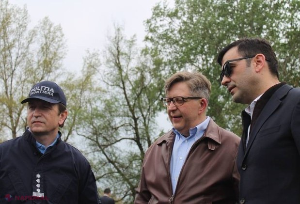 FOTO // Premierul Chiril Gaburici, în rol de polițist de frontieră, la un an de la abolirea vizelor în ţările UE