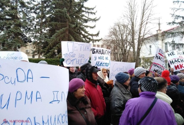 FOTO // Andrei Năstase și Maia Sandu, huiduiți la Orhei. Sute de protestatari i-au acuzat pe cei doi politicieni că ar „sprijini un violator”