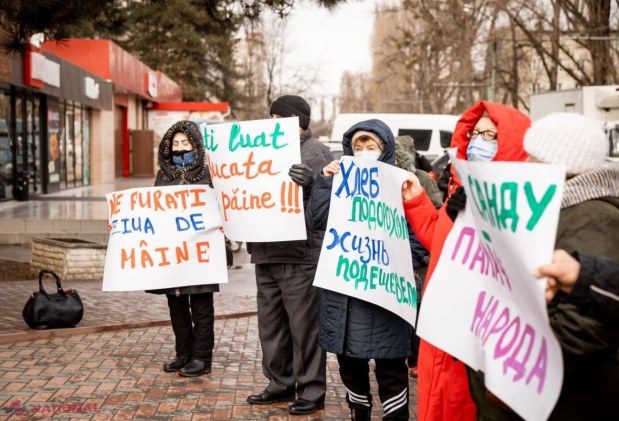 FOTO // „Nu ne luați pâinea de la gură”! Peste o sută de oameni au cerut IEFTINIREA pâinii, în cadrul unui flash-mob organizat la „Franzeluța”