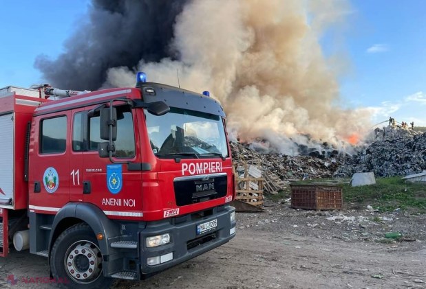 GALERIE FOTO // Incendiu de proporții în Chișinău: Ard deşeuri din plastic de pe teritoriul unui depozit şi numeroşi pompieri luptă cu flăcările 