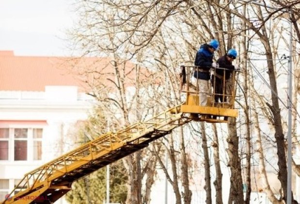 FOTO // La Orhei urmează să fie inaugurat cel MAI ÎNALT Pom de Crăciun din R. Moldova