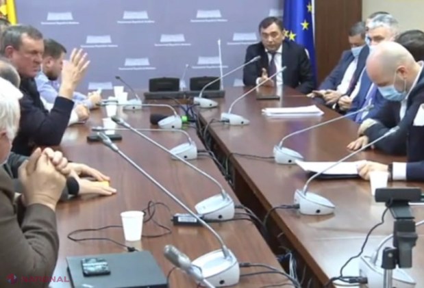 UPDATE, LIVE // CAPCANĂ? Socialiștii le promit agricultorilor banii destinați acoperirii „legii miliardului”. Îmbrânceli între forțele de ordine și AGRICULTORI. Un tractor a urcat pe scările Legislativului. Poliția ar fi folosit gaze lacrimogene