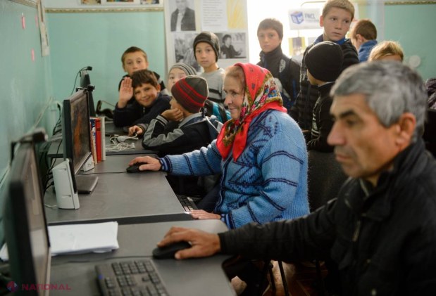 FOTO IMAGINI INCREDIBILE! Cum lecturează vârstnicii în bibliotecile din R. Moldova