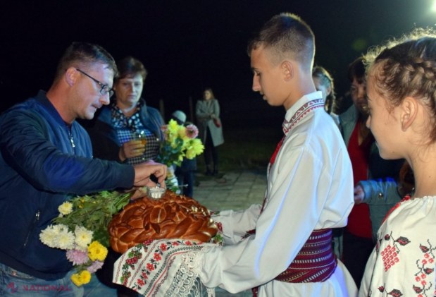 FOTO // Echipa lui Ilan Șor a adus lumină pe străzile altor două localități din raionul Orhei: „Este mai mult decât un moment de sărbătoare pentru noi, este un eveniment important”