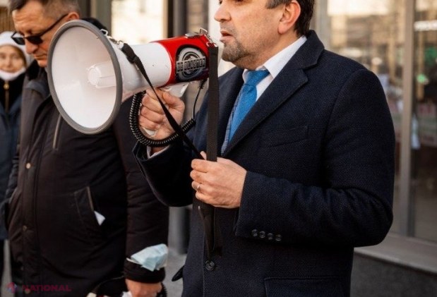 FOTO // Reprezentanții și simpatizanții Partidului „ȘOR” au PROTESTAT în fața ANRE și au cerut DEMISIA conducerii aceste instituții: „VAMPIRII energetici ai Moldovei”