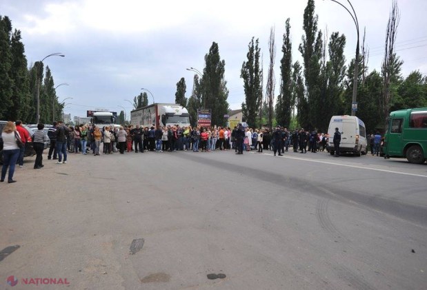 REPORTAJ FOTO // Vânzătorii de la piaţa „Calea Basarabiei”, la proteste: Au spart parbrizul unui microbuz