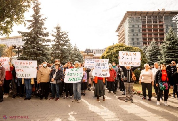 „Fermierilor le-a ajuns cuțitul la os”! Tone de mere, descărcate în fața Ministerului Agriculturii, „în semn de protest față de lipsa pieței de desfacere pentru agricultori