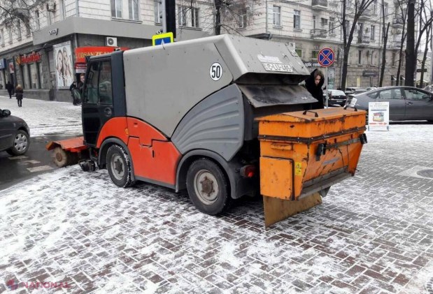 Primăria Chișinău // 400 de angajați muncesc la curăţarea trotuarelor, a căilor de acces în interiorul curţilor blocurilor şi al staţiilor de aşteptare a transportului public